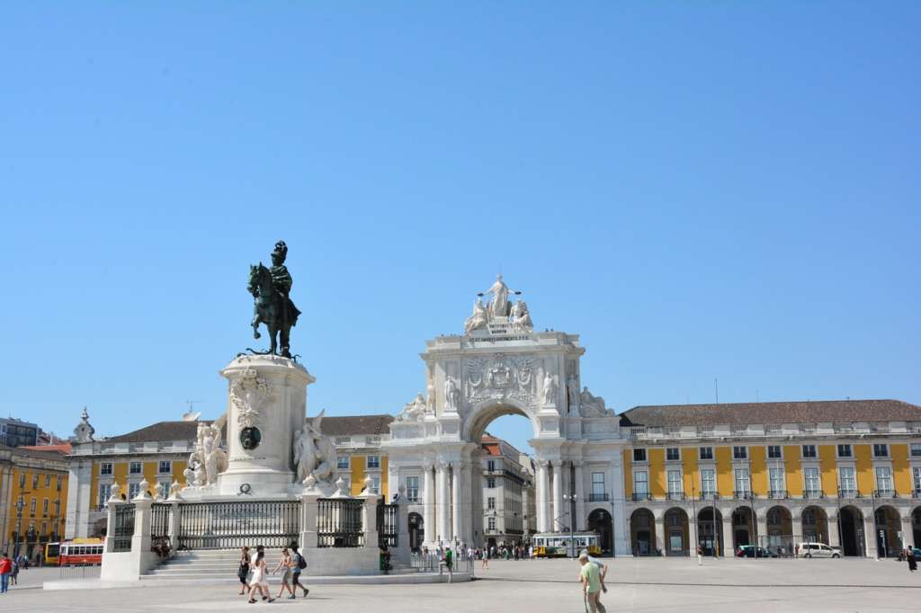 Praça do Comércio i łuk triumfalny w Lizbonie