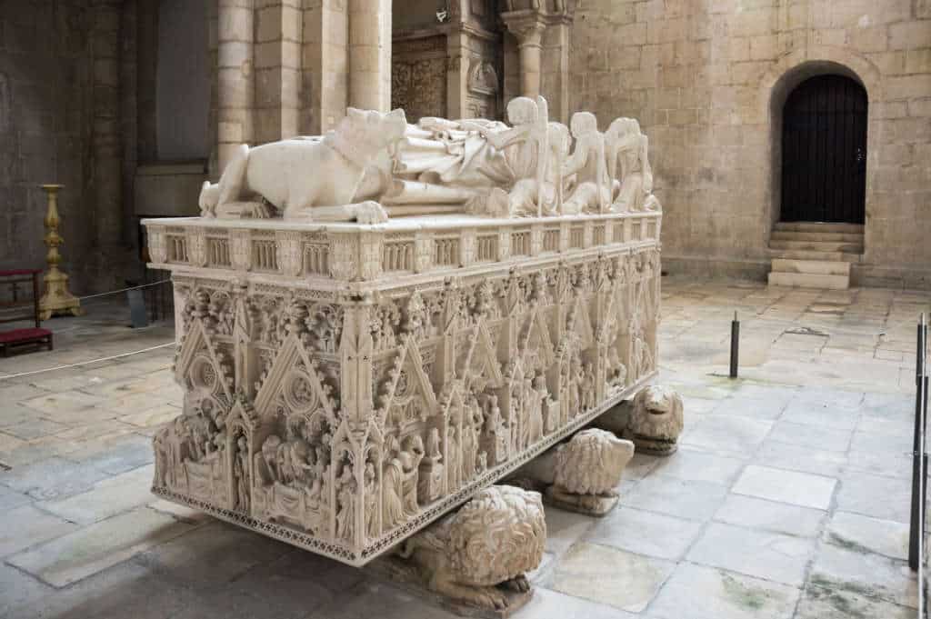 bogato zdobiony sarkofag w Alcobaca