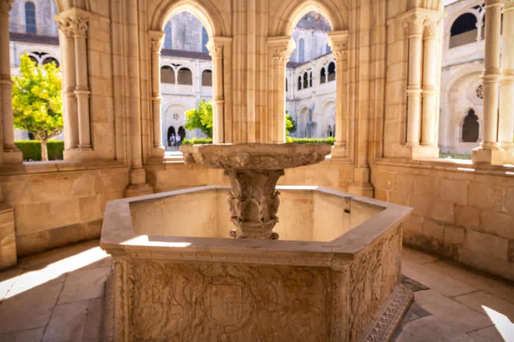 bogato zdobiona fontanna w klasztorze